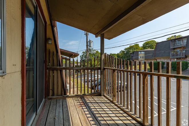 balcony - Hartford House Apartments