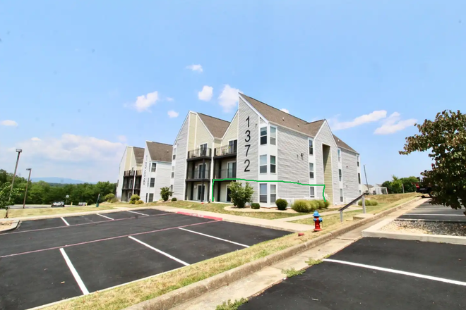 Outside corner view of the complex building, 1372B is outlined in green. - 2 bed 1 bath, very close to campus - Hunters Ridge Apartment 1372B