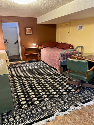 Bedroom - Furnished private bed/bath, <2 miles from NVCC Annandale.