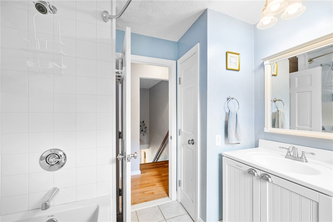 2nd floor guest bathroom with full soaking tub - Spacious Wickford/North Kingstown Home Perfect for a Family