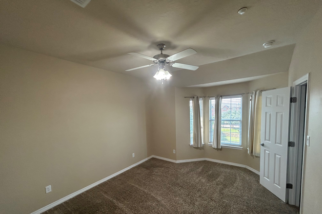 Bedroom - Lakeridge Apartments