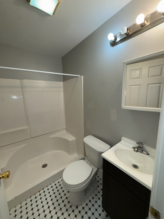 Bathroom - Spacious 4-bedroom apartment available