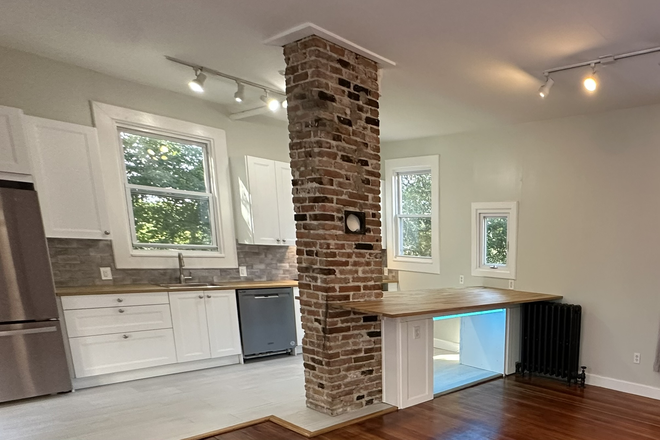 KITCHEN - *NOW RENTING JUNIOR YEAR 2026-2027* LARGE SINGLE FAMILY ON LAKE ST - 7 PLUS BED  BACK YARD - BASEME House