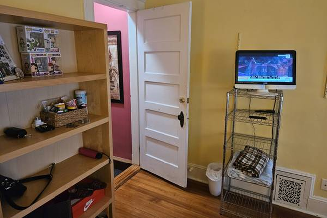 Beautiful furnished RM available June 1st - Davis Tufts Available 6/01 or 9/01 Furnished RM INCL UTilities For Female Apartments