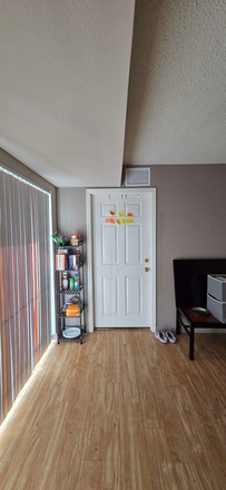 bedroom door - ✨ PRIVATE BEDROOM + PRIVATE BATHROOM • FEMALE ONLY • $820/MONTH ( UTILITIES INCLUDED) Apartments