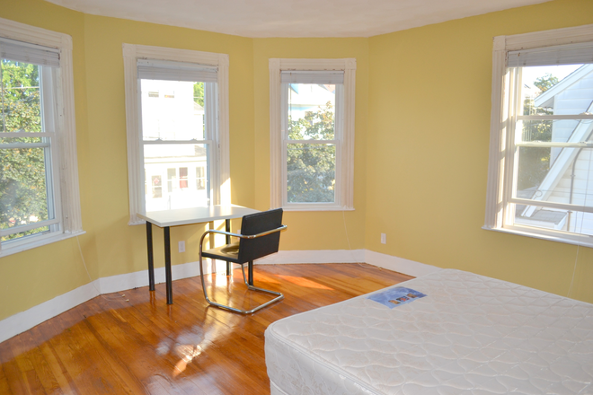bedroom 1 - Not a party house. Walk distance to Tufts Buildings