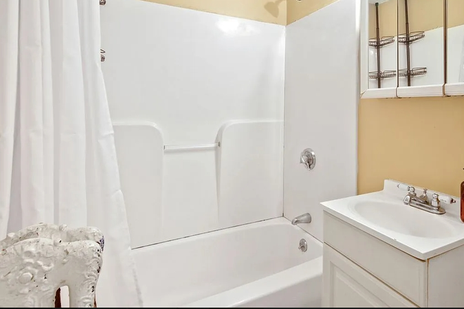 1 - LOWER ALLSTON SINGLE FAMILY WITH PROVATE BASEMENT NO FEE 9.1! House