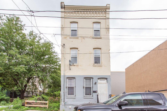 House Street View - 7 Bedroom  House Steps From Campus