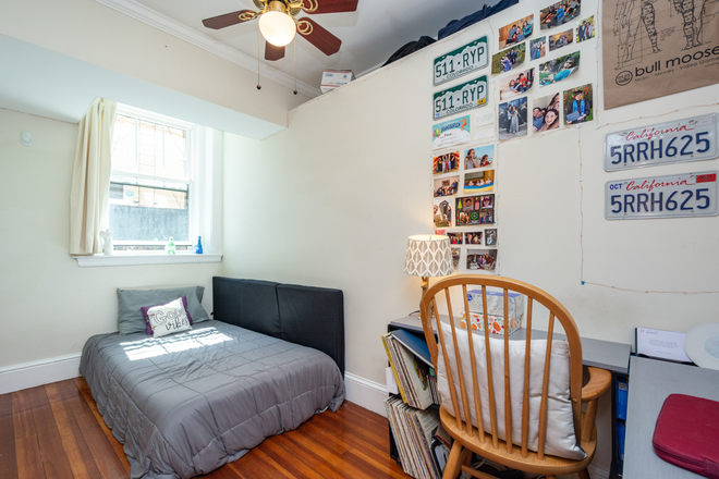 Room to rent - Shared 3 bedroom apartment