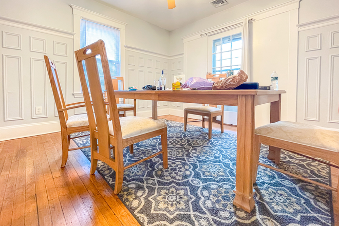 ... - SPACIOUS 4 BED W/ BACK PORCH, CLOSE TO TRANSIT and CAMPUS Townhome