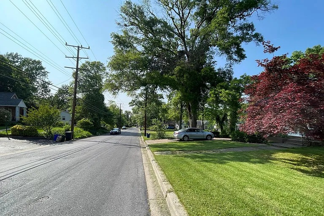Street - The single house with 3 bedrooms near the  University of Maryland, College Park, MD.