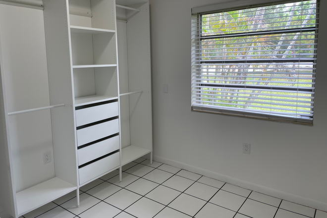 Front room - NEW FEMALE STUDENT ROOMS $1,400! IN NEW LARGE 4/2 HOUSE!  WALK TO CAMPUS