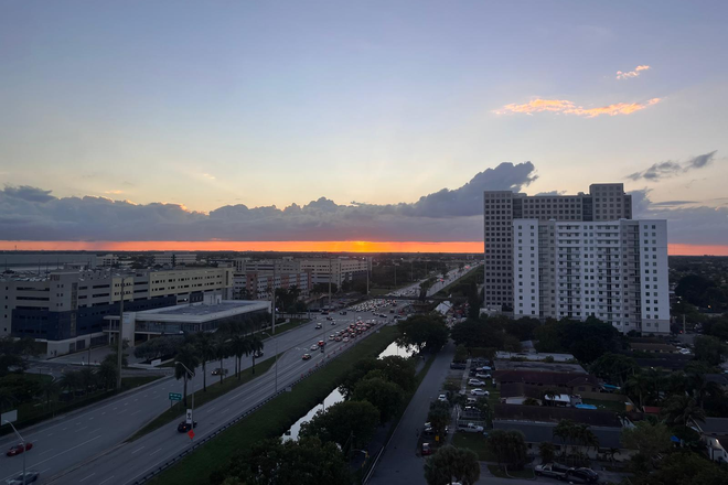 Sunset view from apartment - Private room and bath sublease - beautiful sunset views - 5 minute walk to FIU Apartments