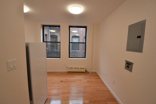 Living room - NO Broker's Fee!! Newly Renovated Efficient 1 bed on Westland Ave! TEXT MINNIE 617.817.5069 Apartments
