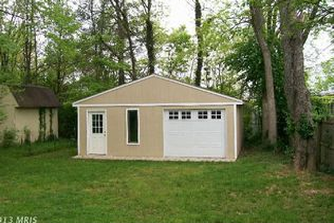 Garage - Large bedroom in house close to campus with garage