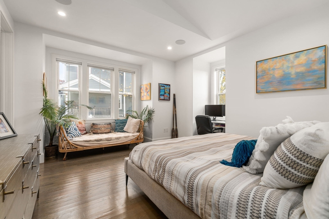 Primary - Luxury Townhouse, Premier Red Line Access