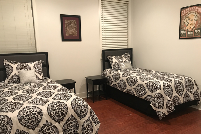 Bed twin beds - Furnished 3 bed 2 bath Trolley to Campus Condo