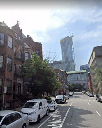 a - Studio right by Newbury Street Apartments
