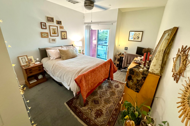 Bedroom - Private room/bathroom/balcony just a 5-10min walk to campus!