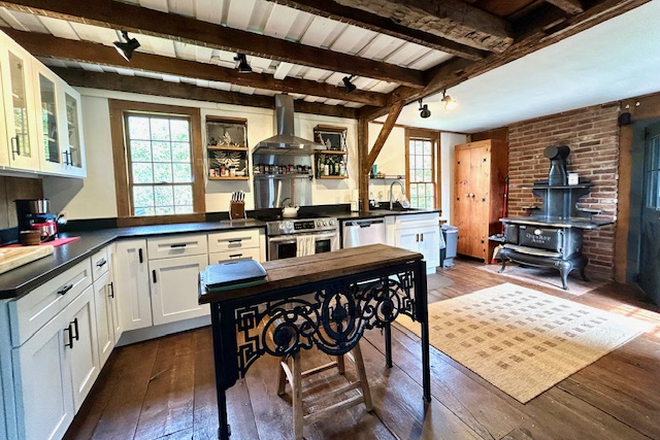 Kitchen - Cottage on Mill Pond