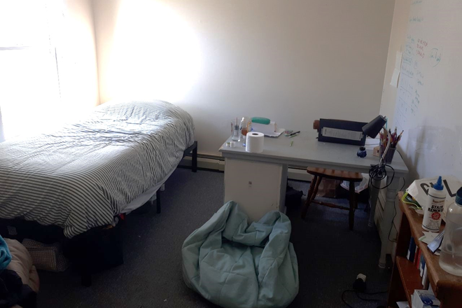 Bedroom - JUNE, JULY & AUGUST SUBLET - private bedroom in 3b1b in downtown Amherst