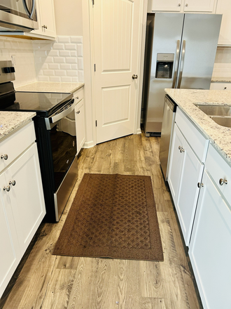 Kitchen : Microwave, Electric Stove, Oven, Refrigerator and Dishwasher - 5-7 minutes away from University Townhome