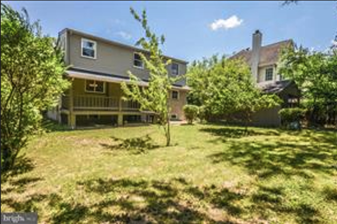 back view - 5B3B with 5 parking spots and backyard House