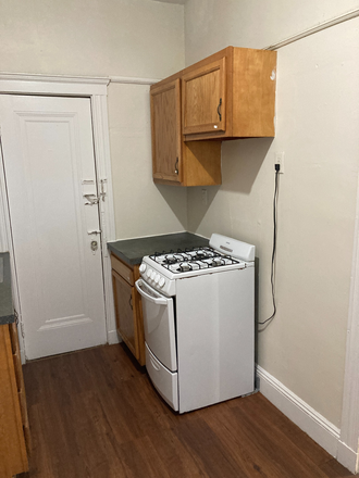 Hub Realty - Spacious 2 bedroom split with nice views and eat in kitchen, on T Apartments