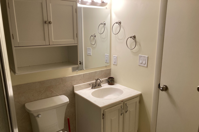 bathroom - Bright 2-BR, all Utilities incl, parking, private laundry, quiet neighborhood, close to UMD, Garden House