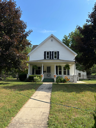 Front entrance - Beautiful farmhouse with a fenced-in acre of land, perfect for dogs and young kids