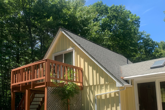 Balcony and garden - One bedroom apartment in a quiet country setting 3 miles from Amherst Center.