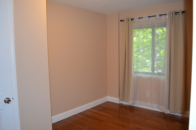 ... - MODERN 3 BED W/ IN-UNIT LAUNDRY CLEVELAND CIR Condo