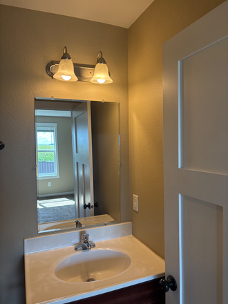 Private Bathroom - Sublet Room in College Town! $500 Sign-On Bonus! Townhome