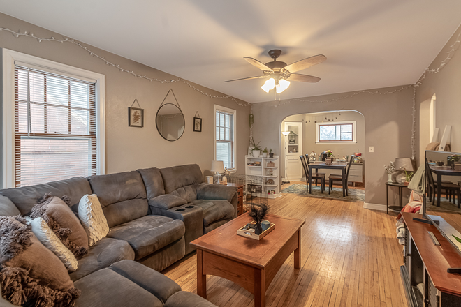 Main Floor - 5 Bedroom, 3 bath- close to campus and DT- Zac Murra Rentalz House