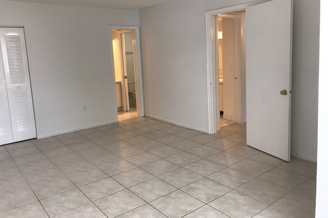 master bed room - Spacious 2 Bedbrooms Condo in Beautiful Gated Community,  near UM
