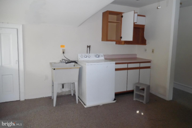 upstairs laundry - 2 roomates needed, 2 min walk from Drexel Elkins Park Campus House
