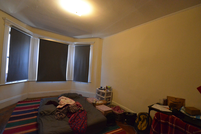 2 Bed Split - 103 Hemenway St. - NO Broker's Fee!!  -  Avail 9/1 - AMAZING, SPACIOUS & SUNNY 2 BED SPLIT (3 BED) on Hemenway St. Apartments