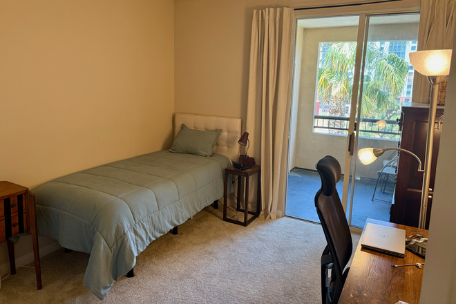 Bedroom - La Jolla Palms Apartment Complex