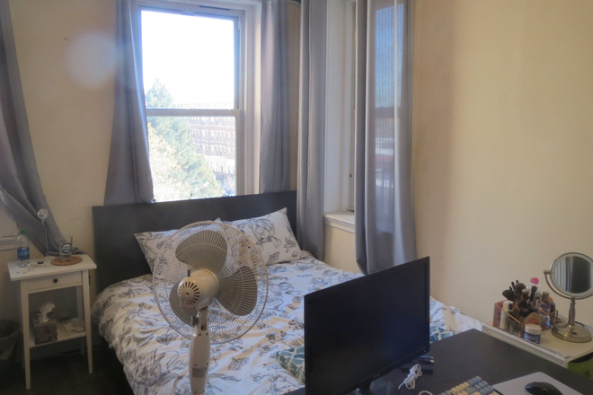 1 Bed Split - 105 Peterborough St. - NO Broker's Fee!!  -  Avail 9/1 - Comfortable Fabulous 1 BR Split on Peterborough St Apartments