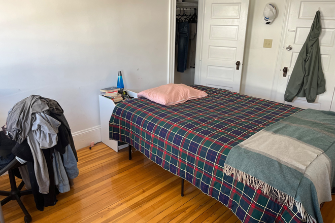 Bedroom - Spacious & cozy room sublet 10 mins walk from Tufts Apartments