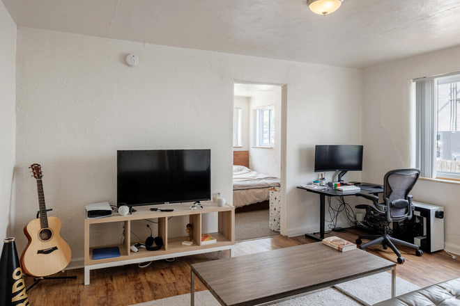 1BR, 1BA - 900SF - Living Room - 955 16th St
