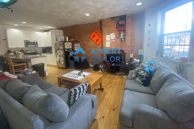 Living Area - 2FLOORS OF LIVING - 6BED/2BATH DUPLEX! Laundry Outside your Door!