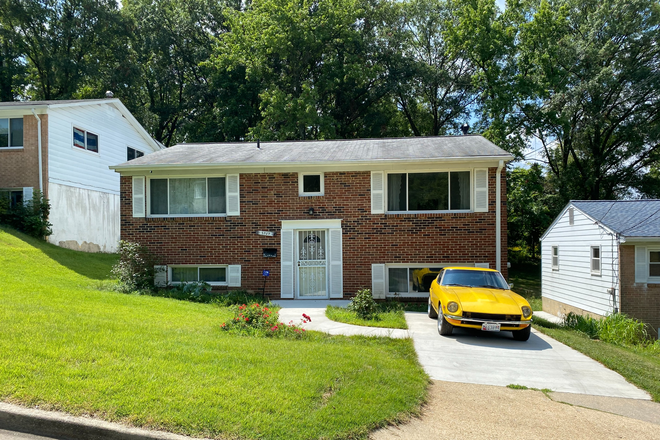 view of front of home from street - 5729 Nevada St - 5 bedrooms House