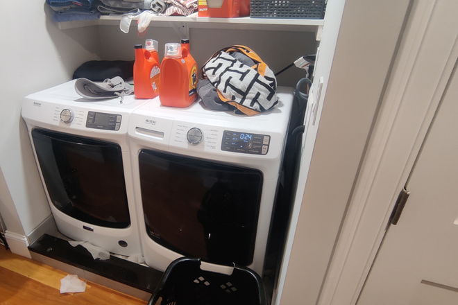 In-unit Laundry - Rooms available in beautiful 3.5bed 2bath apt in great neighborhood