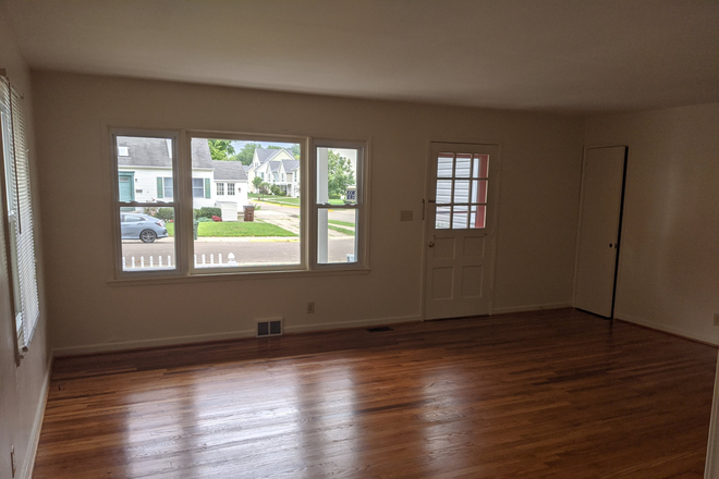 Living Room - 25 East Rose Avenue House