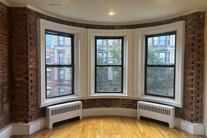 living room - New 1 bed/bath - Available 9/1 - Marlborough St. - Special Deal: NO BROKERS FEE Apartments
