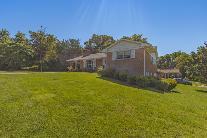 Street view - 3401 Marlbrough Ct - spacious 3200sq ft home in College Park Woods