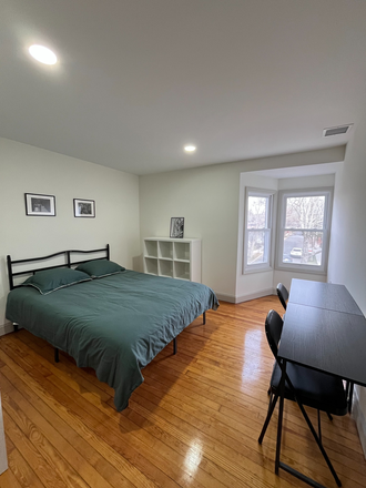 Bedroom with a Queen Size Bed - Furnished rooms in shared home-John St-Princeton