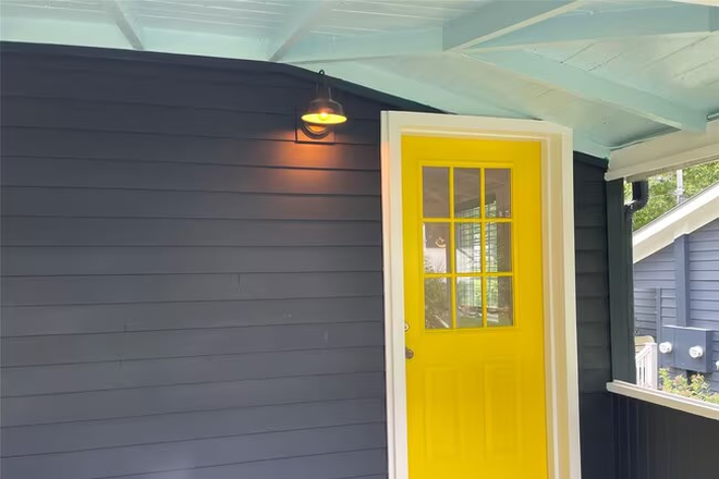Entrance from screened porch - Cottage close to campus, the beach, tennis and the bus Apartments