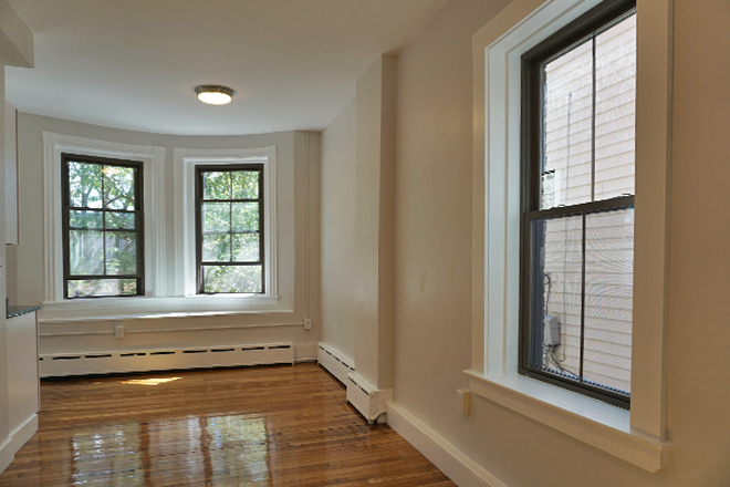 1 - SEPT 2026 – East Cambridge 2 Bed with Hardwood Floors & Laundry in Building! No Broker Fees! Apartments